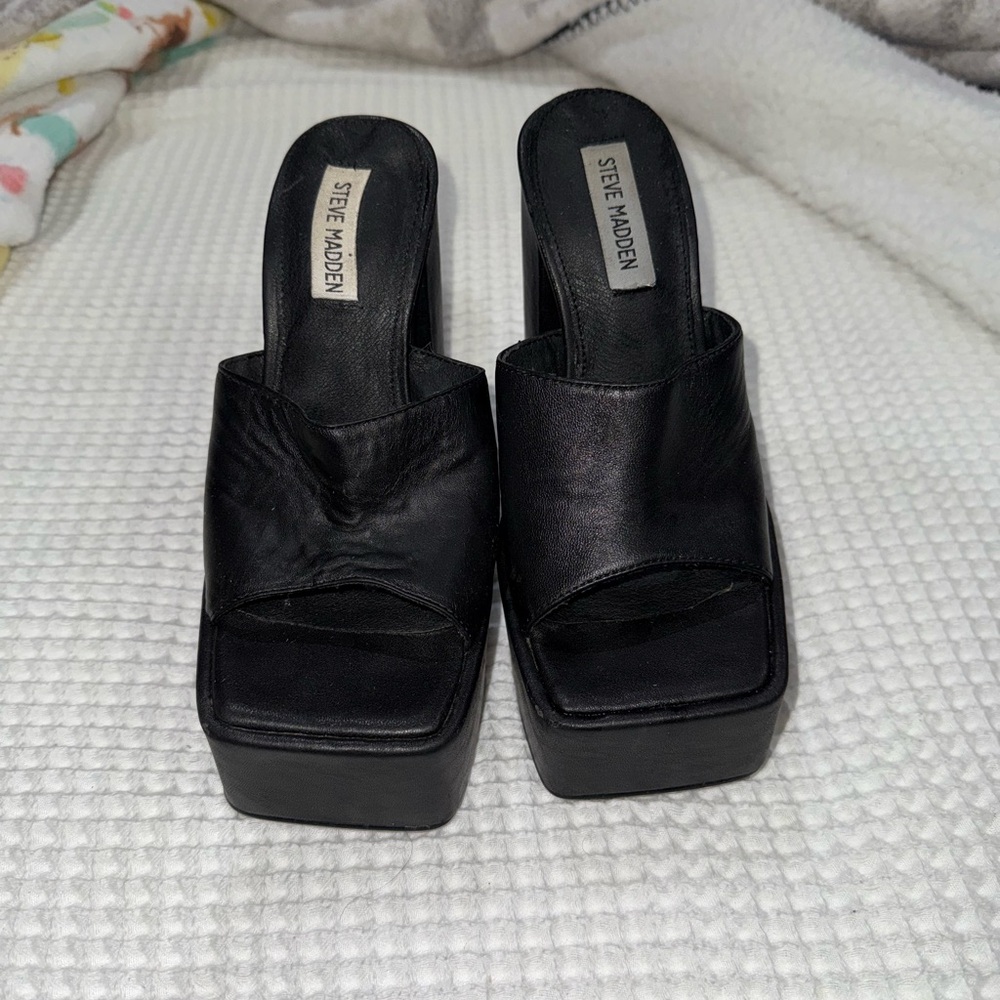 ❌SOLD❌Steve Madden Black Platform Shoes with Chunky Design and Twisted Strap